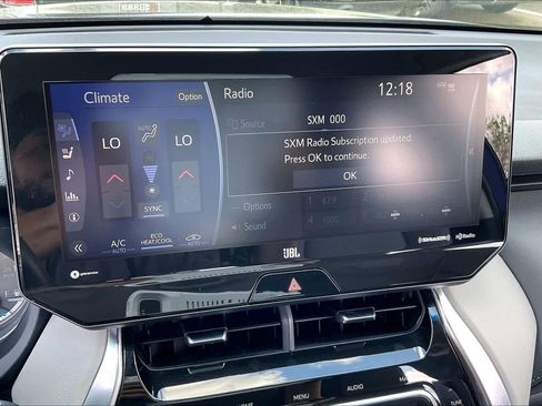 Used 2022 Toyota Venza XLE image 32