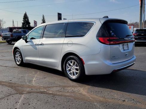 Used 2024 Chrysler Pacifica Touring-L image 3