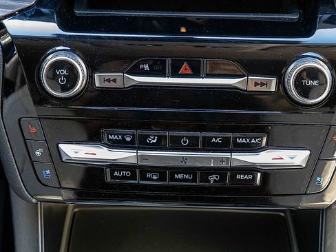 Used 2023 Ford Explorer Limited image 13