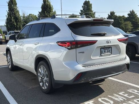 Used 2023 Toyota Highlander Limited FWD image 4