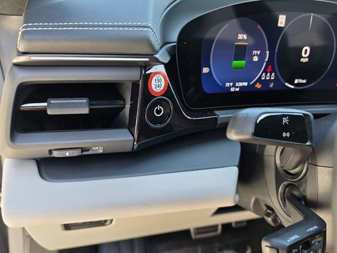 Certified 2025 Porsche Macan Turbo Electric AWD/4WD image 20