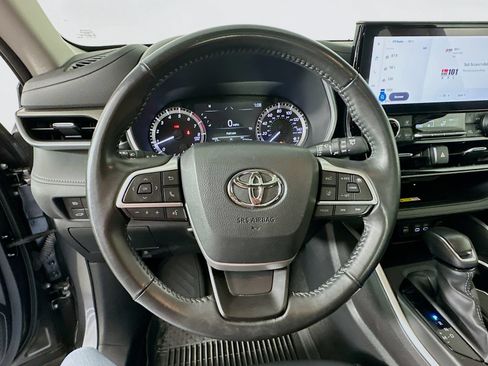 Used 2023 Toyota Highlander XLE AWD/4WD image 11