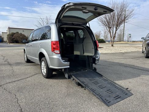 Used 2019 Dodge Grand Caravan SXT image 2