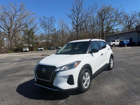 Used 2021 Nissan Kicks S image 2