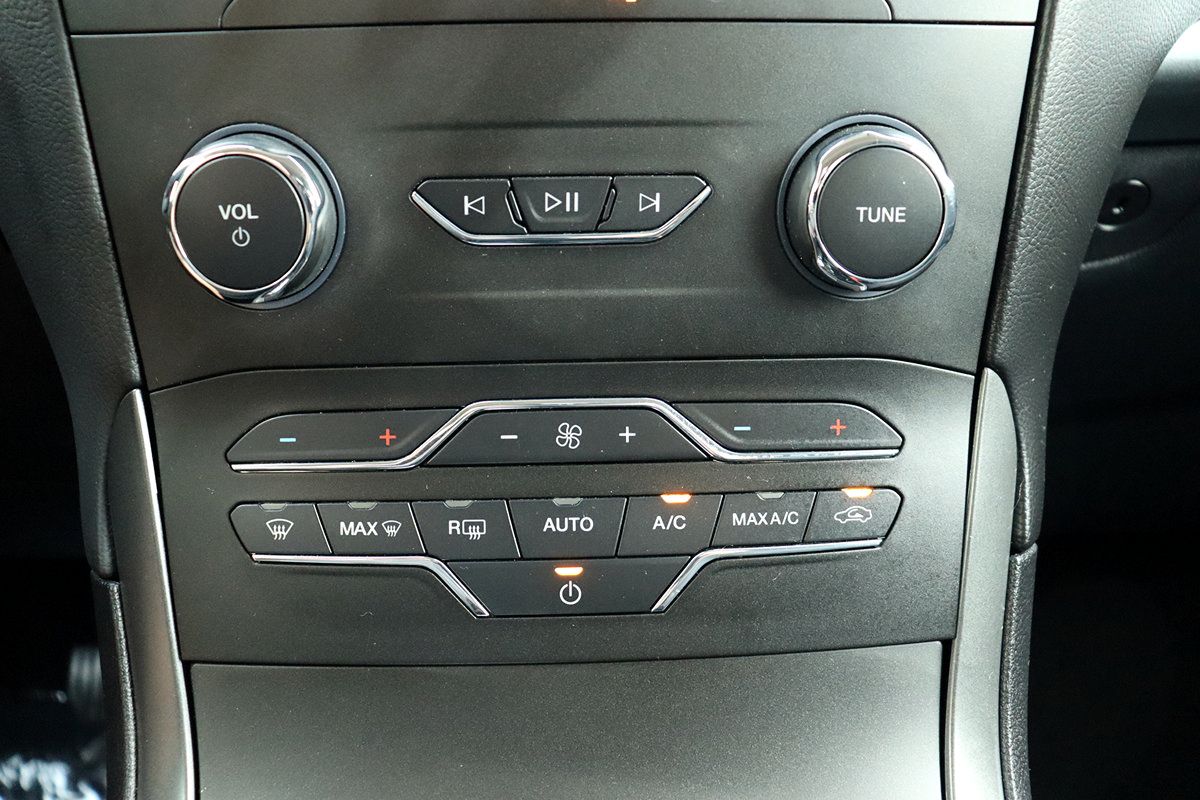 Used 2020 Ford Edge SE FWD image 32