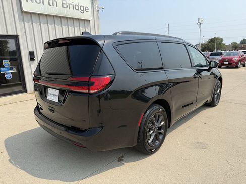 Used 2021 Chrysler Pacifica Touring-L w/ Uconnect Theater Family Group AWD/4WD image 4