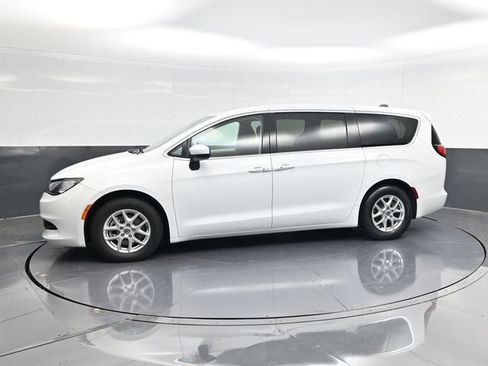 Used 2023 Chrysler Voyager LX FWD image 6