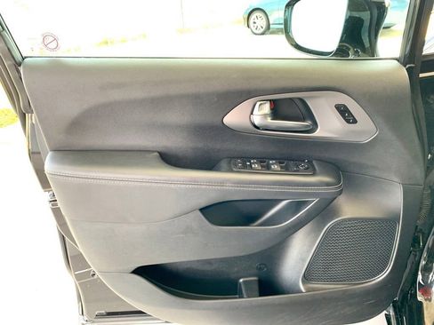 Used 2025 Chrysler Pacifica Select image 10