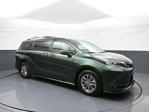 Certified 2025 Toyota Sienna XLE w/ XLE Plus Package AWD/4WD image 4