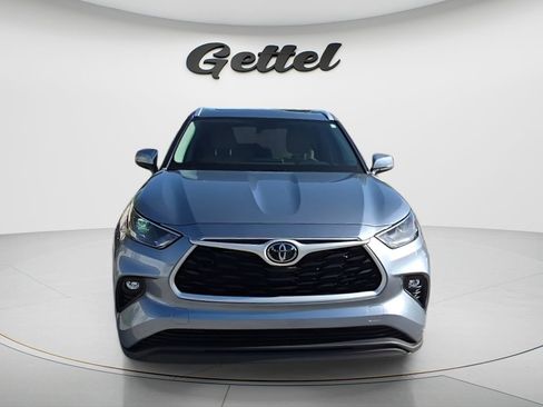 Used 2023 Toyota Highlander XLE image 2
