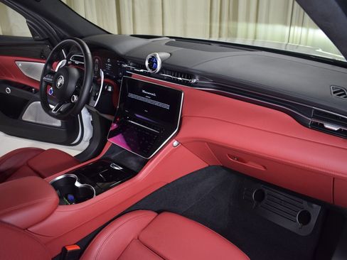 Used 2024 Maserati Grecale Trofeo image 23