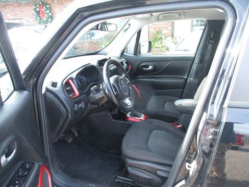 Used 2019 Jeep Renegade Trailhawk image 6