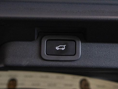 Used 2019 Land Rover Discovery HSE image 26