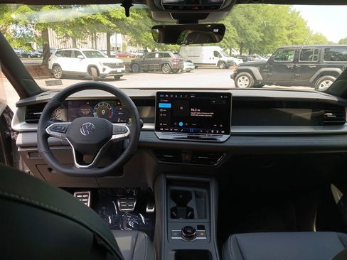 New 2025 Volkswagen Tiguan SE R-Line image 12