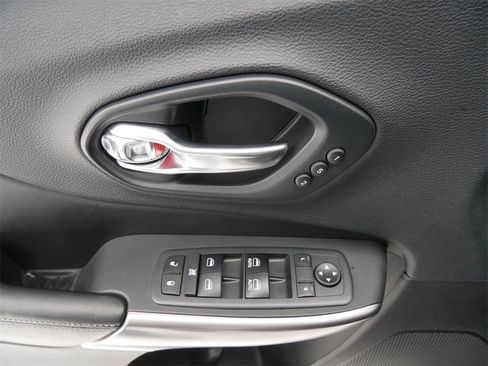 Used 2019 Jeep Cherokee Limited image 17