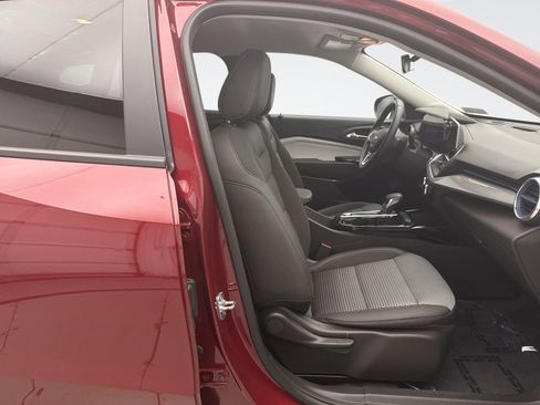 Used 2025 Chevrolet Trax LT w/ Driver Confidence Package FWD image 16