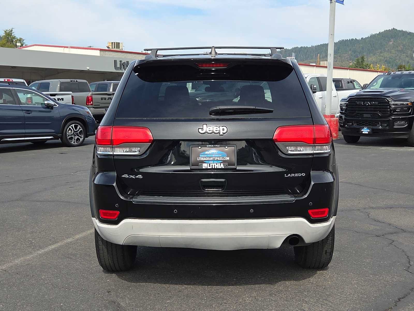 Used 2018 Jeep Grand Cherokee Laredo AWD/4WD image 13