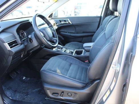 Used 2022 Mitsubishi Outlander SE image 16