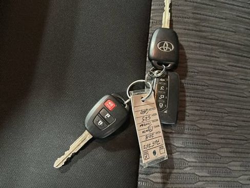 Used 2018 Toyota Tundra SR5 AWD/4WD image 33