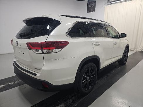 Used 2019 Toyota Highlander SE AWD/4WD image 2