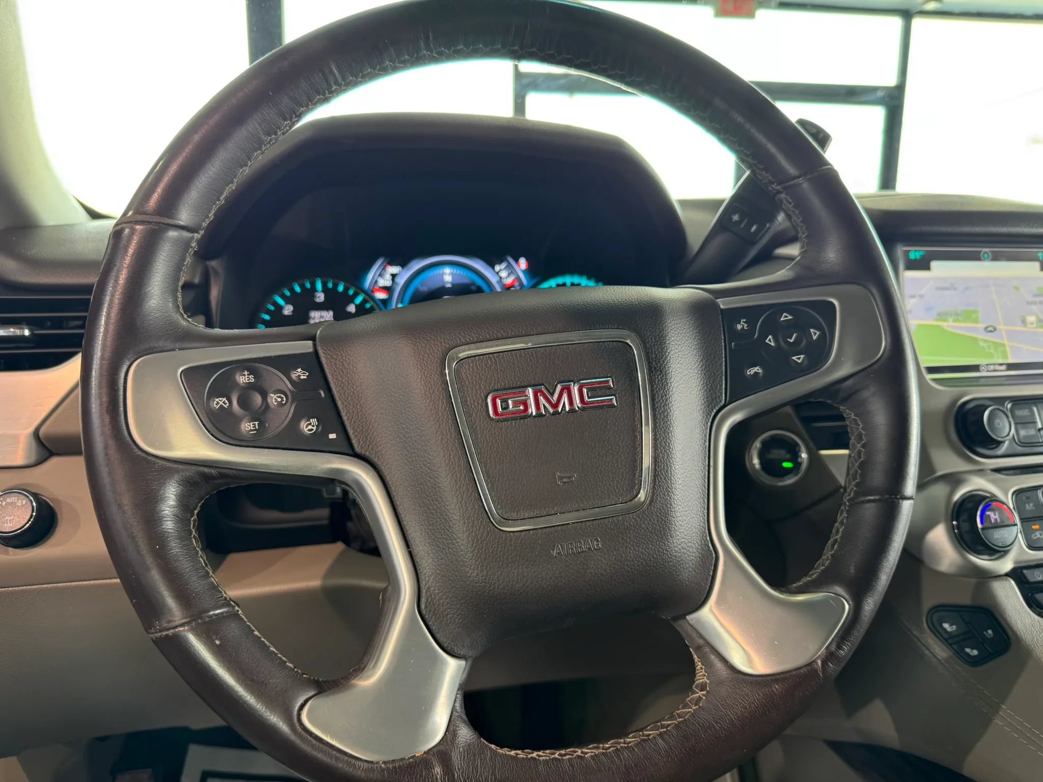 Used 2017 GMC Yukon SLT AWD/4WD image 10