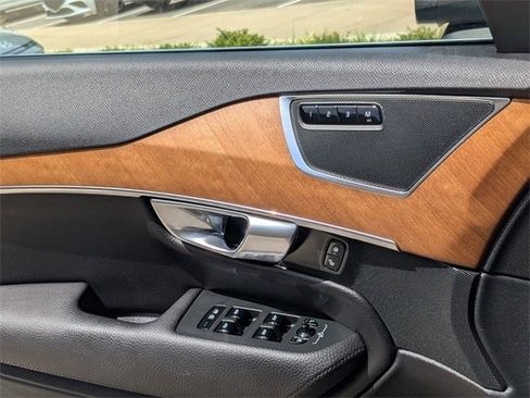 Used 2021 Volvo XC90 T6 Momentum w/ Advanced Package image 9