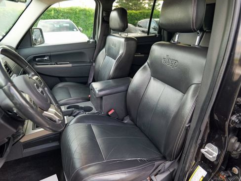 Used 2011 Jeep Liberty Limited w/ Chrome Accents Group AWD/4WD image 22