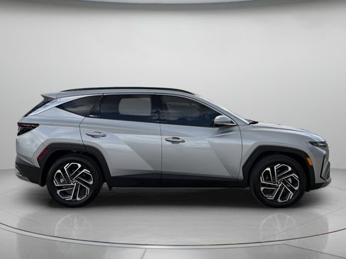 Used 2025 Hyundai Tucson Limited FWD image 2