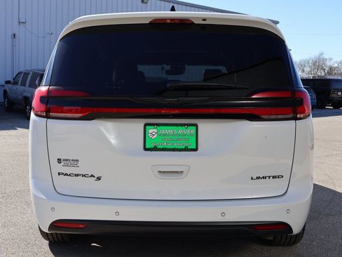 Used 2025 Chrysler Pacifica Limited image 4