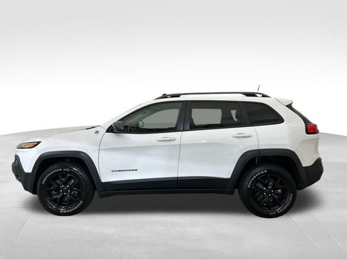Used 2018 Jeep Cherokee Trailhawk w/ Comfort/Convenience Group AWD/4WD image 2