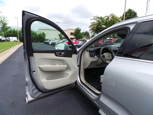 Used 2019 Volvo XC60 T5 Momentum w/ Premium Package AWD/4WD image 25