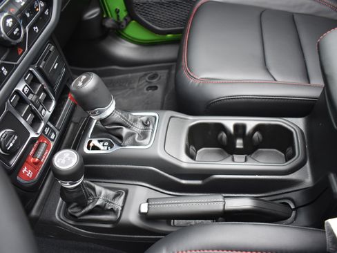 Used 2025 Jeep Wrangler Unlimited Rubicon image 22