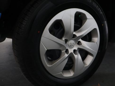 Used 2021 Toyota RAV4 LE FWD image 30