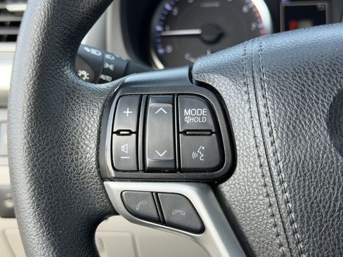 Used 2019 Toyota Highlander LE FWD image 18