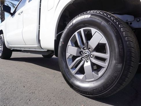 Certified 2025 Nissan Frontier SV image 6