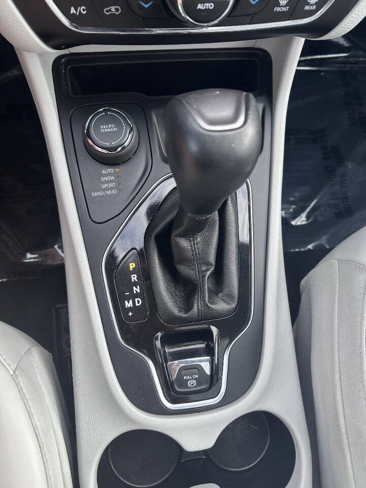 Used 2019 Jeep Cherokee Limited AWD/4WD image 17
