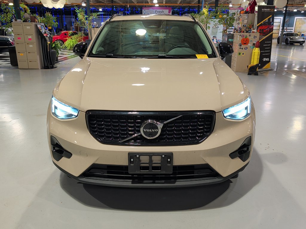 Used 2025 Volvo XC40 B5 Ultra w/ Climate Package AWD/4WD image 5