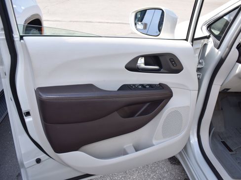 Used 2020 Chrysler Pacifica Touring-L Plus w/ Tire & Wheel Group image 26