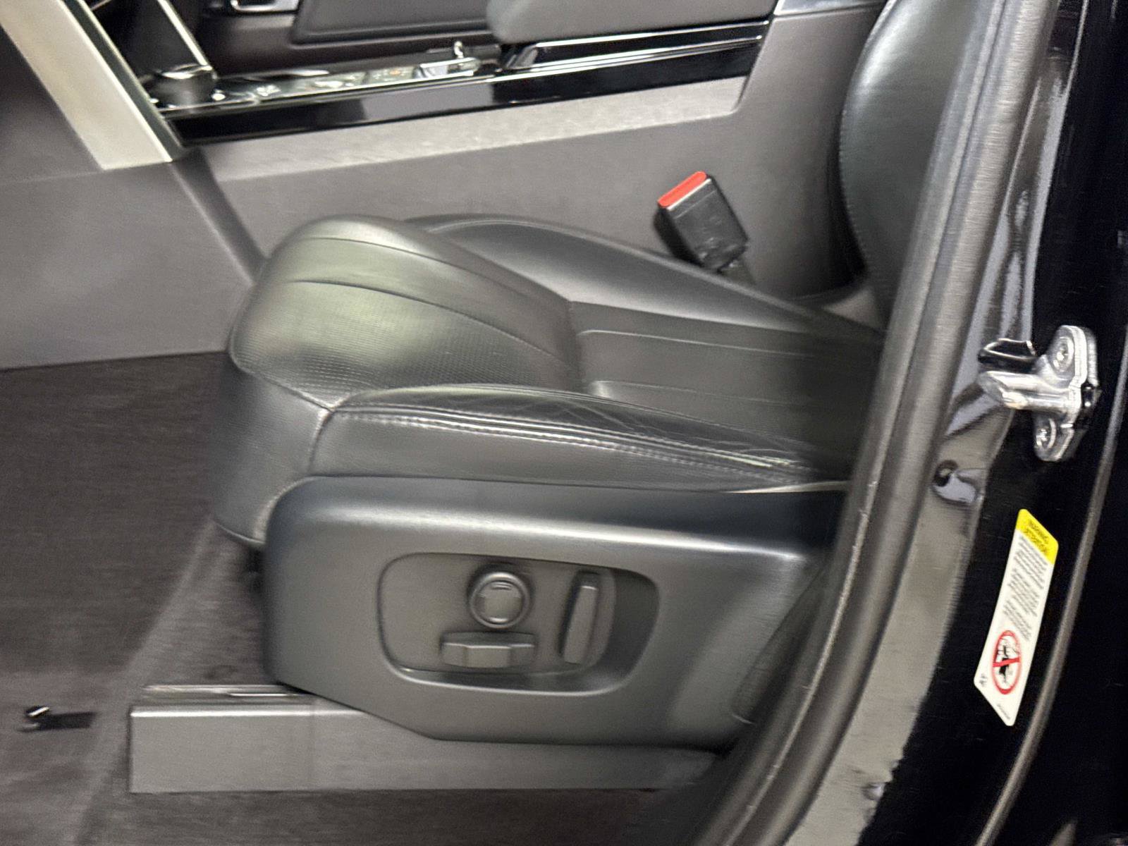 Used 2018 Land Rover Discovery HSE AWD/4WD image 18