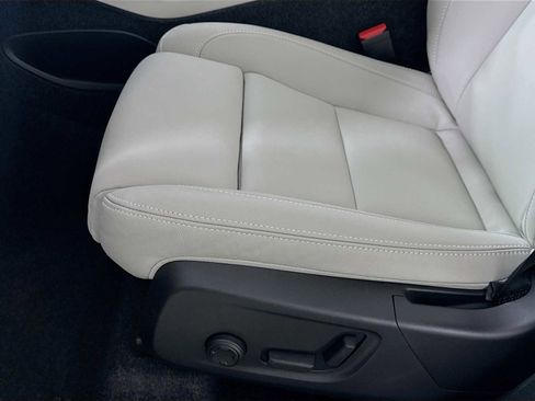 Used 2025 Volvo XC40 B5 Plus w/ Climate Package image 18