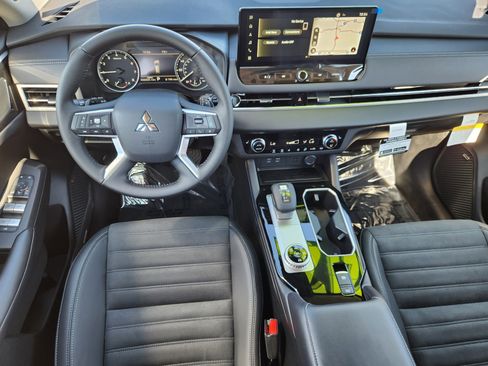 New 2025 Mitsubishi Outlander SE image 11