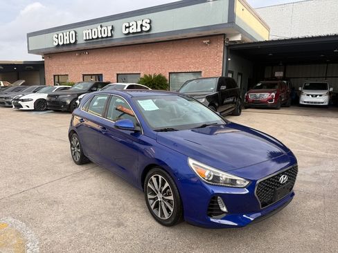 Used 2019 Hyundai Elantra GT FWD image 3