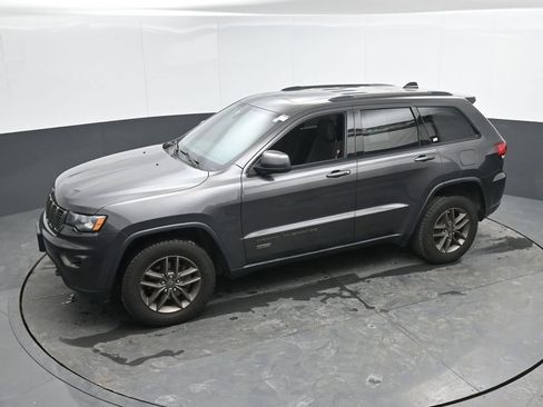 Used 2016 Jeep Grand Cherokee Laredo 75th Anniversary image 26