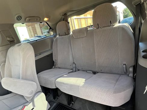 Used 2017 Toyota Sienna LE AWD/4WD image 29