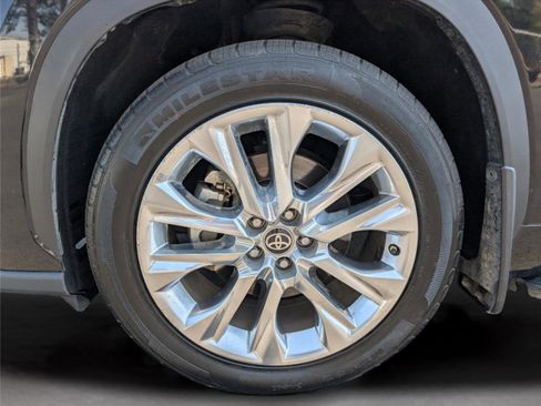 Used 2021 Toyota Highlander Limited image 9