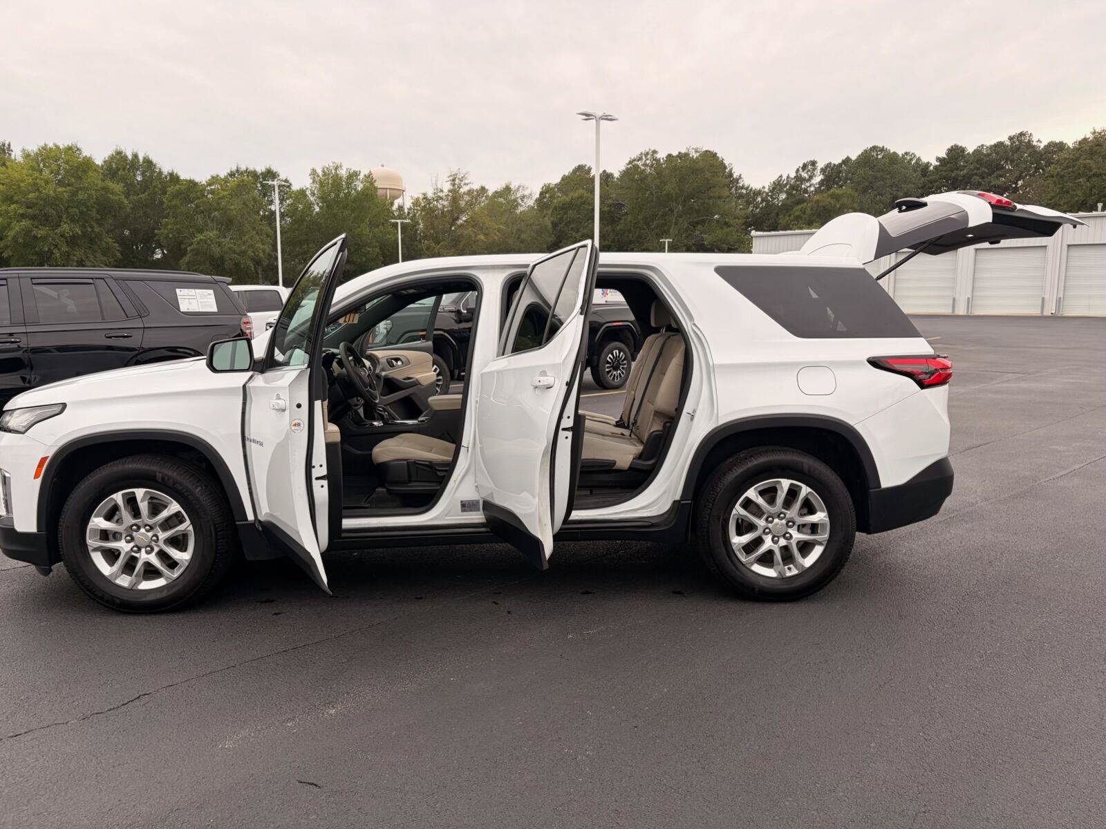 Used 2022 Chevrolet Traverse LS FWD image 8