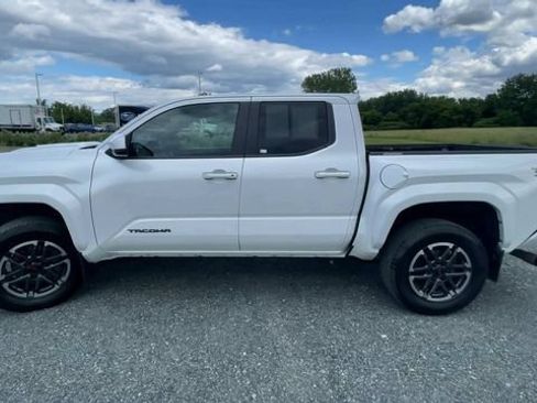 Certified 2024 Toyota Tacoma TRD Sport AWD/4WD image 5