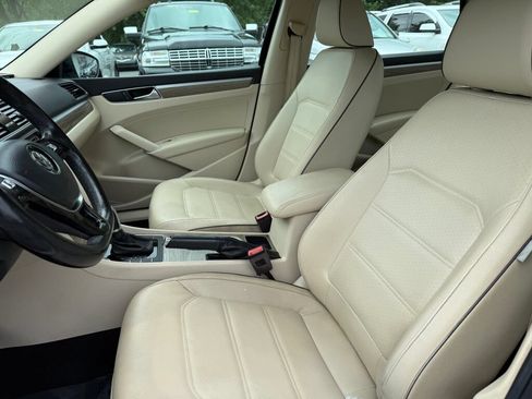 Used 2018 Volkswagen Passat 2.0T SE FWD image 10