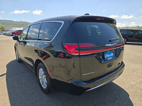 New 2026 Chrysler Pacifica Select FWD image 3