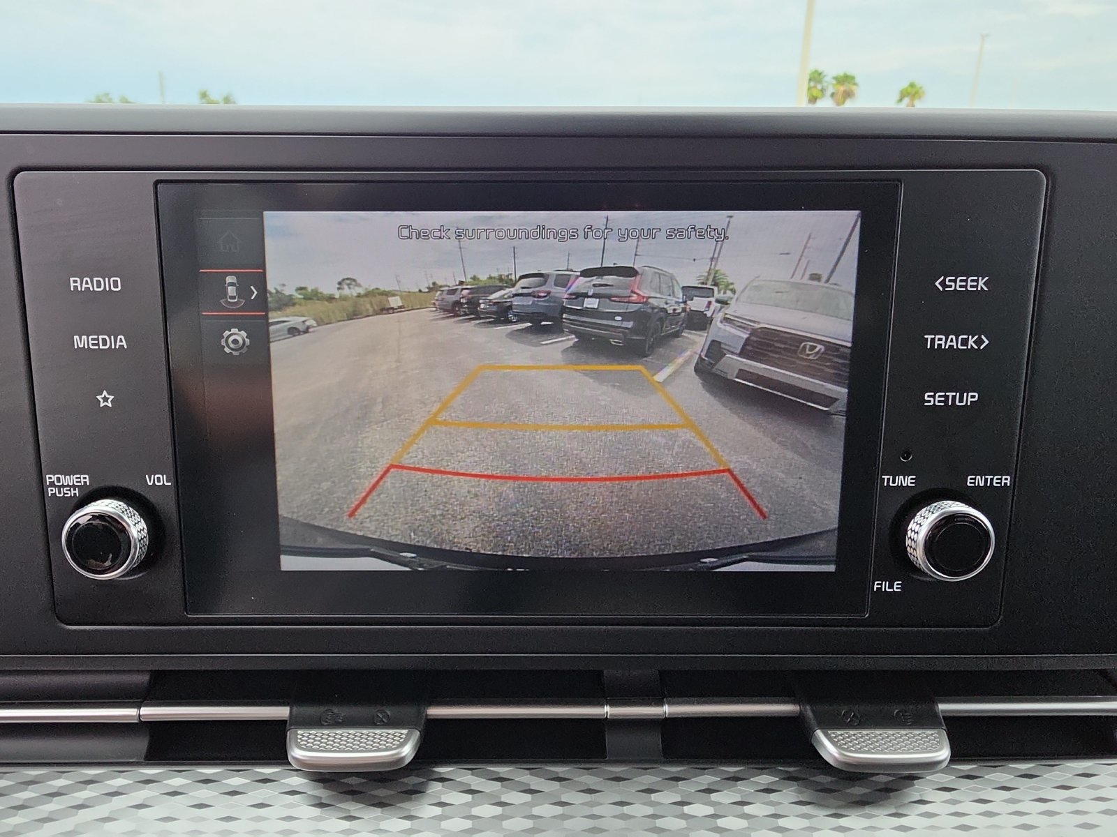 Used 2024 Kia Carnival LX FWD image 15